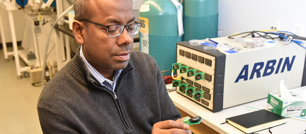 Read more about the article Helping Develop Long-lasting Lithium-ion Batteries
